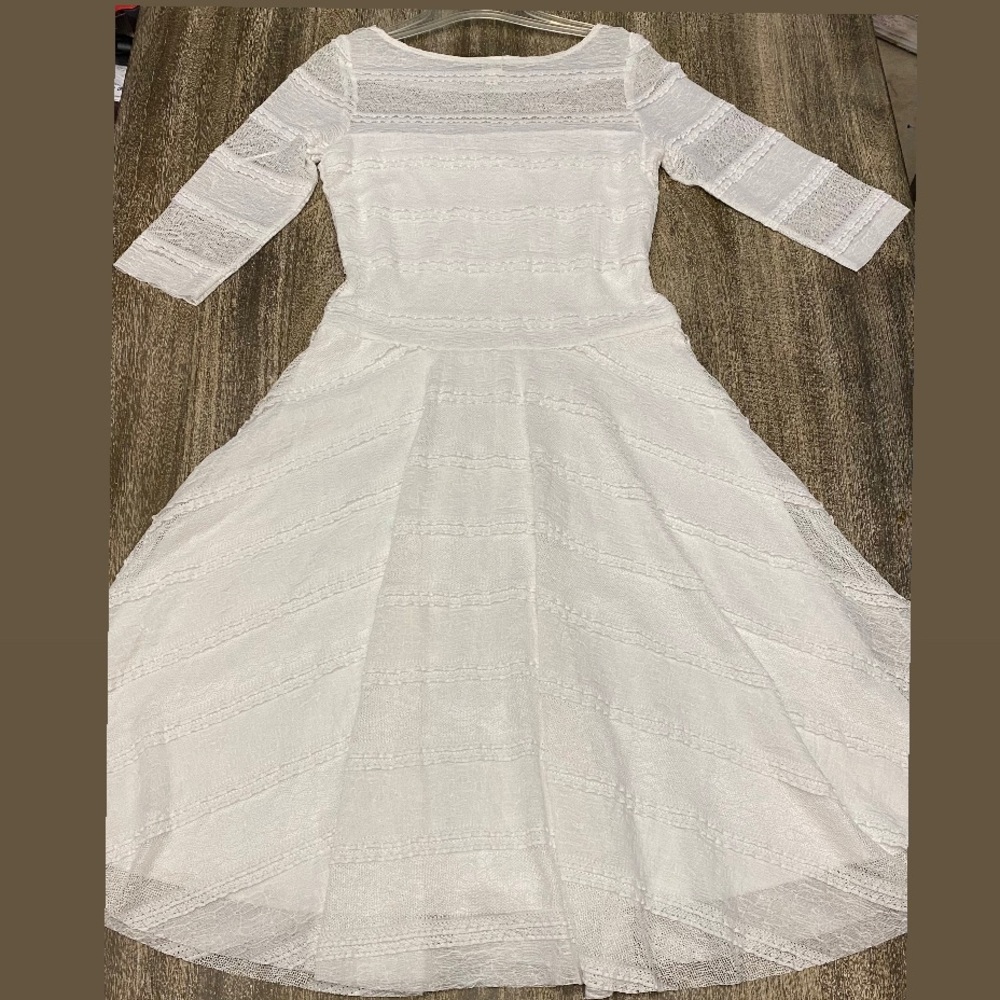 Sangria size 6 Stunning Lace dress pictures doesn’t do it justice